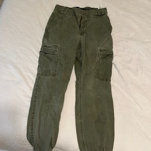 Hollister Ultra high rise jogger. M olive green